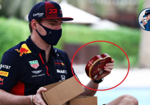 Verstappen pakt cadeautje van Helmut Marko uit