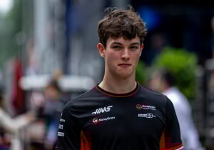 Haas geeft Bearman de kans tijdens VT1 in Spanje