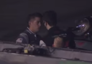 VIDEO: NASCAR-coureurs gaan met elkaar op de vuist