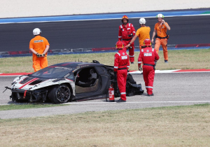 Bizarre crash in GT World Challenge: Lamborghini gaat in vlammen op na enorme klap