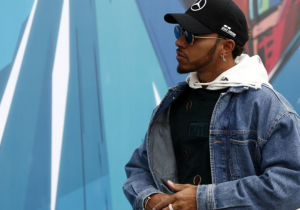 Lewis Hamilton ligt onder vuur, noemt geboorteplaats "sloppenwijk"