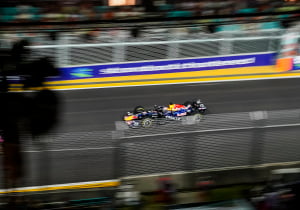 Verstappen wint knotsgekke F1-sprintrace in Singapore met negen uitvallers
