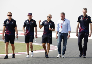 Verstappen besluit het onbekende Losail International Circuit te verkennen met heuse trackwalk