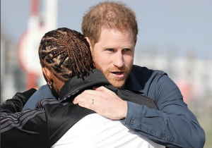 IN BEELD: Hamilton en Prins Harry openen museum Silverstone