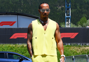 Hamilton hoopt op beter gedrag supporters: "Triest wat er vorig jaar gebeurde"