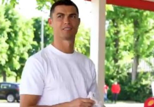 Cristiano Ronaldo bezoekt Ferrari en scheurt over circuit in Fiorano