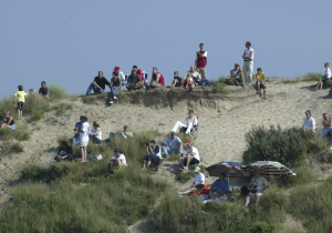 Ketting van mensen wil Red Bull en AlphaTauri blokkeren op strand
