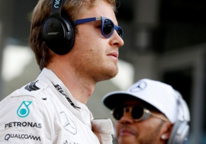 VIDEO: Nico Rosberg feliciteert Hamilton, die 'geen Rosbergje doet'