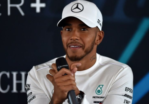 Hamilton wil gedrag Vettel bespreken met FIA: "Wat hij deed mag niet"