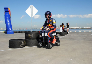 Verstappen verslaat Albon en heeft eerste prijs binnen