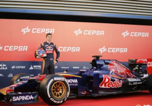 Debuut-auto Max Verstappen te bewonderen in eigen Verstappen-store