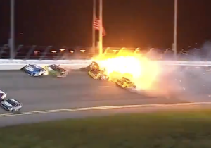 NASCAR-bolide in vuur en vlam na bizarre crash Daytona 500