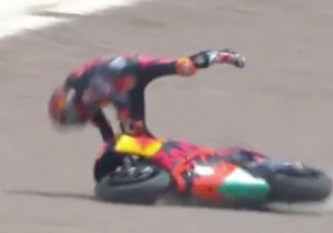 VIDEO: MotoGP-rijder raakt ernstig gewond bij zware crash in vrije training