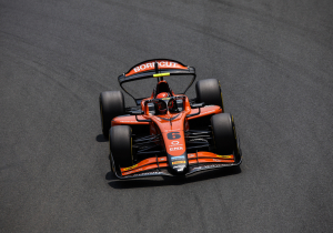 Bizarre startcrash bij Formule 2 in Monaco met elf auto´s waaronder Richard Verschoor