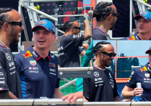 Unieke beelden van onderonsje tussen Hamilton en Verstappen