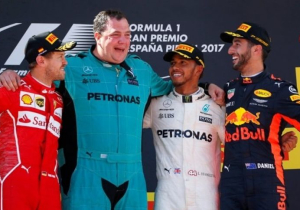 Hamilton na overwinning: "Ik voelde dat Vettel boos was"