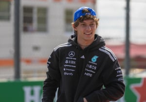 Antonelli scoort belangrijke punten bij crash Verstappen: "Russell was goede teamspeler"