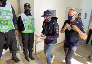 UPDATE: Mercedes moet opnieuw naar de stewards, Verstappen na kwartiertje alweer buiten