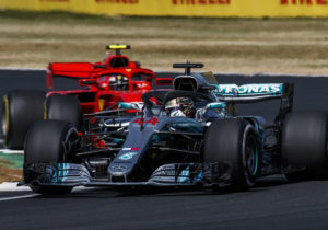 Argwaan bij Mercedes: 'Tweede keer dat Ferrari race verpest in eerste bocht'