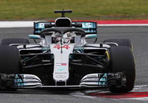 1e vrije training China: Hamilton de snelste, Verstappen rijdt vijfde tijd