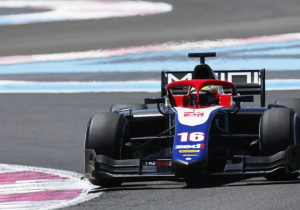 VIDEO: Huilende F2-coureur flipt volledig over boordradio