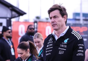Wolff haalt uit naar stewards na straf voor Russell: 'Geen straf waard'