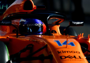 IN BEELD: McLaren eert Alonso met speciale kleurstelling op auto