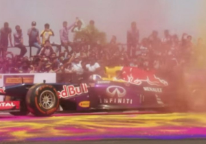 VIDEO: David Coulthard doet burnouts door kleurpoeder
