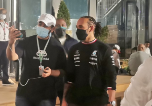 FOTO: Hamilton verlaat kantoor van de stewards