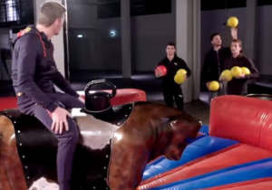 VIDEO: Max Verstappen vs. zijn vrienden op de rodeostier!