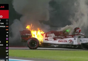 VIDEO: Kimi Räikkönen ziet vlammenzee om zich heen grijpen, besluit zelf te blussen