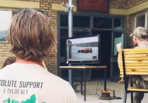 VIDEO: Nederlandse militairen in Afghanistan vieren inhaalactie Verstappen