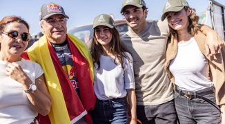 Sainz jr verrast Dakar-winnaar Sainz sr bij finish, Red Bull ziet pitstop engineer vertrekken | GPFans Recap