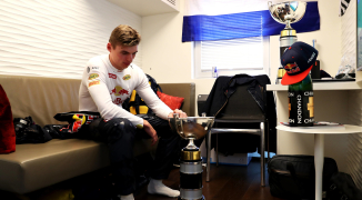 Rosberg en Hamilton betaalden zeven ton voor eerste zege Verstappen: "Stond in ons contract"
