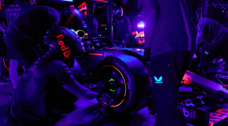 Red Bull Racing doet pitstop in het donker binnen indrukwekkende tijd