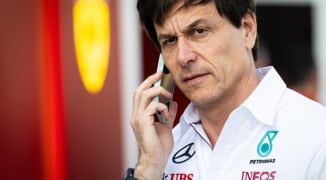 Mercedes terug bij af met W15 en kondigt 'experimenten' aan voor Melbourne