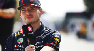 Verstappen grapt in hilarisch interview: "Dan krijg je misschien een derde been!"