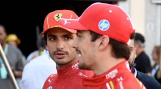 Sainz haalt zijn schouders op na opmerking Leclerc: "Het komt te vaak voor dat hij klaagt"