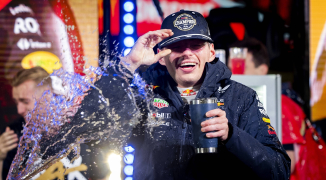 Verstappen ziet felicitaties op social media binnenstromen na vierde titel in F1