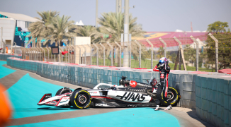 Hirakawa belandt in de muur tijdens Formule 1-testdag in Abu Dhabi