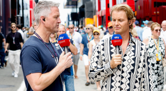 Rosberg staat track-side en wijst naar RB21 van Verstappen: "Dat is bijna kunst"