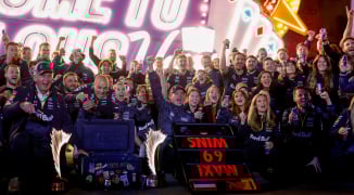 Verstappen zorgt voor hilariteit met nummer 69: "Ik wil het ondersteboven!"