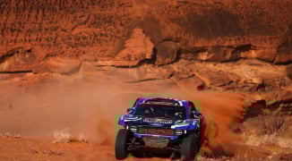 Dakar 2026: Ekström wint Etappe 7, Olthof schrikt van 'overleden' persoon, Van den Brink rijdt lek