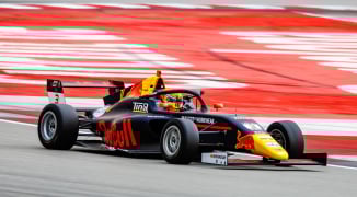 Coronel kijkt terug op geslaagd F4-debuut: 'Gelijk al een beker mee naar huis genomen'