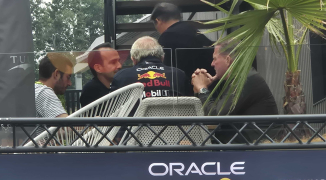 Lachende Jos Verstappen, Raymond Vermeulen en Helmut Marko aan tafel in België