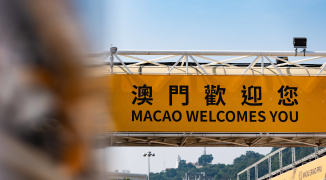 Slater pakt straf, maar zet zichzelf op pole position in Macau