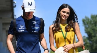 Latifi doorbreekt radiostilte en deelt trots foto's van afstuderen in Londen