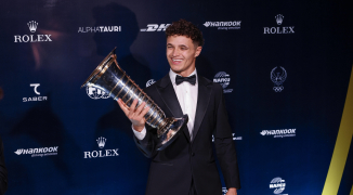 Norris bedankt Verstappen tijdens speech bij FIA-gala: "Dat is wat Max altijd doet"