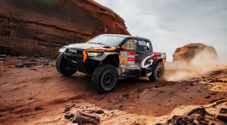 Dakar 2025: Benavides wint Etappe 8 na verlenen medische hulp, tijdverlies voor Van den Brink