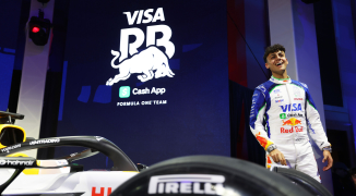 Lindblad stapt in Volkswagen Passat na incident tijdens eerste Racing Bulls-shakedown